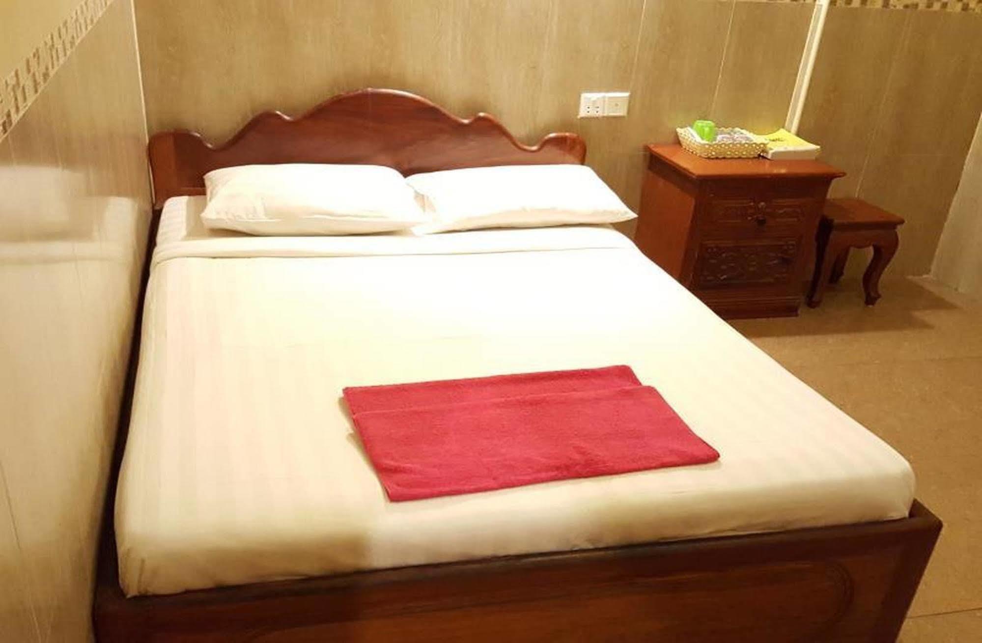 Lucky 2 Guesthouse Phnom-Penh Buitenkant foto